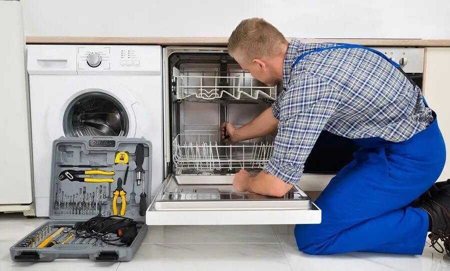 Nazilli Gorenje servisi teknisyen ekibi beyaz eşya tamiri yaparken